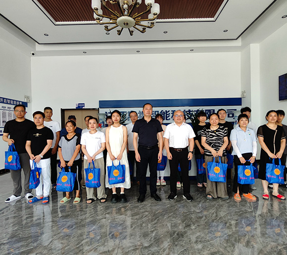 직원을 배려하고 여름의 시원함을 전하는 상하이 실크옵티컬